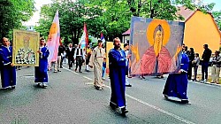 Световасилијевска литија у Никшићу  Више хиљада верника на свечаној литији у Никшићу  Светом архијерејском литургијом у Саборном храму, коју је служио епископ диоклијски Пајсије са свештенством, и свечаном литијом, која је окупила више хиљада грађана из Црне Горе и региона, у Никшићу је традиционално обиљежен Дан Светог Василија Острошког чудотворца, духовног заштитника града подно Требјесе.  Никшић је данас 12.маја посебно у знаку Острошког Чудотворца, светитеља кога поштују људи без обзира на вјеру и нацију. А да Никшић живи под окриљем Светог Василија Острошког свједочи и застава са ликом светитеља, уздигнута на јарболу испред зграде Скупштине општине.