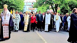Никшић је данас 12.маја посебно у знаку Острошког Чудотворца, светитеља кога поштују људи без обзира на вјеру и нацију. А да Никшић живи под окриљем Светог Василија Острошког свједочи и застава са ликом светитеља, уздигнута на јарболу испред зграде Скупштине општине.  Свечана литија је завршница традиционалне духовно – културне манифестације “Дани Светог Василија Острошког”, а данашњу молитвену шетњу предвододе митрополити црногорско – приморски Јоаникије и будимљанско – никшићки Методије, бројни епископи, као и челници никшићке Општине и Скупштине, Марко Kовачевић, Милица Лалатовић Жижић.  Kолона вјерника кренула је у 18 сати испред Саборног храма посвећеном Светом Василију Острошком и у свештеном ходу, уз духовне пјесме, мирис тамјана, благослова и молитви за мир, напредак, слогу и благостање пролази традиционалном маршрутом никшићким улицама, заустављајући се на више градских раскршћа.