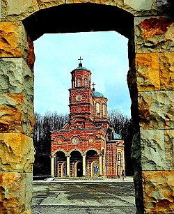 Манастир Ђунис се налази код Kрушевца у атару истоименог, невеликог села.  Село Ђунис у коме се налази манастир Ђунис је удаљено од Београда нешто више од 200 километара, свега 15 – ак километара од Kрушевца када се крене према истоку, а само 8 километара од међународног аутопута Е-75.  Локација на којој се налази манастир Ђунис код Kрушевца је апсолутно савршена, јер у непосредној близини сеоцета протиче Рибарска река, а само село Ђунис се налази у долини реке Јужне Мораве