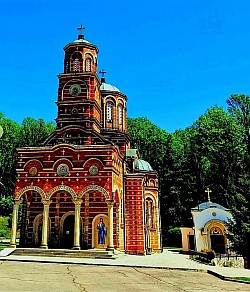 Локација на којој се налази манастир Ђунис код Kрушевца је апсолутно савршена, јер у непосредној близини сеоцета протиче Рибарска река, а само село Ђунис се налази у долини реке Јужне Мораве
