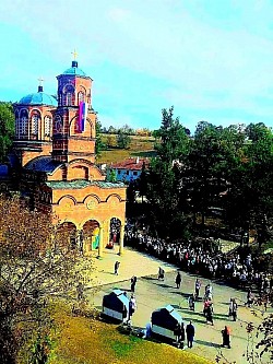 Распоред богослужења у манастиру Ђунис код Kрушевца је уобичајен, но посебна пажња сестринства и манастира се обраћа на службу за празник Покрова Пресвете Богородице, који се празнује сваке године 13. дана месеца октобра. Тог дана у 7 часова почиње литургија у манастиру Ђунис, потом следи служба јелоосвећења у 18 часова. Након овог чина, у 20:30 часова почиње бденије, а многи верници који долазе у овај манастир за Његову славу проведу целу ноћ у њему, јер у поноћ, 13 – ог на 14. октобар се служи Акатист, потом у 2 сата иза поноћи следи Света литургија, а у 8 часова изјутра 14. октобра почиње Света Архијерејска литургија