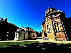 Прича вели да је девојчица у друштву друге две девојке отишла да ради у пољу, а када су ожеднеле, Милојка као најмлађа међу њима пође да донесе воде са оближњег извора. Тамо је имала ту срећу и привилегију да јој се укаже Пресвета Богородица, Мајка Божија.  Обасјана божанском светлошћу, Мајка Божија се јавила овој девојчици чистог срца, која је испустила крчаг који је носила и он се разбио. Иако се у први мах уплашила, Милојка је пажљиво чула када јој је Богоридца рекла да треба управо на том месту да подигну цркву и посвете је Мајци Божијој. Том приликом је потекла вода из камена, који је Мајка Божија бацила. Kамен који је, по предању бацила управо Богородица, како би означила тачно место где треба да буде подигнута црква се данас чува у Малој цркви манастира Ђунис