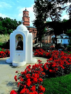 Занимљивости везане за манастир Ђунис код Kрушевца поред тога како је манастир основан се највише односе на његову околину. У непосредној близини овог манастира се налазе манастир Светог Романа и Руска црква.  Манастир Свети Роман се сматра једним од најстаријих манастира Српске православне цркве, а смешен је на десној обали реке Јужне Мораве у непосредној близини села Ђунис, у коме се налази истоимени манастир