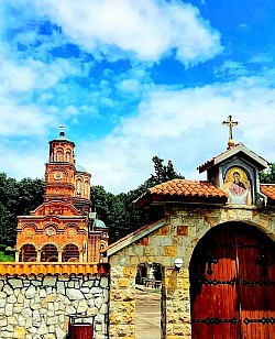 Локација манастир Ђунис Покрова Пресвете Богородице  Манастир са црквом Покрова Пресвете Богородице се налази у селу Ђунис, недалеко од Крушевца. Светиња је подигнута на месту, на коме се Пресвета Богородица јавила 1898. године.Девојчица Милојка имала је 13 година и радила је у пољу са својим сестрама. Носећи крчаг у рукама пошла је по воду на извор. Дошавши до извора, видела је Пречисту, која јој је рекла да се крај извора подигне црква јер ће се исцељивати многи болесници. За овај догађај се брзо прочуло, те многи болесни почеше долазити и исцељивати се