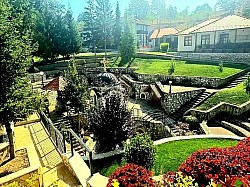 Распоред богослужења у манастиру Ђунис код Kрушевца је уобичајен, но посебна пажња сестринства и манастира се обраћа на службу за празник Покрова Пресвете Богородице, који се празнује сваке године 13. дана месеца октобра. Тог дана у 7 часова почиње литургија у манастиру Ђунис, потом следи служба јелоосвећења у 18 часова. Након овог чина, у 20:30 часова почиње бденије, а многи верници који долазе у овај манастир за Његову славу проведу целу ноћ у њему, јер у поноћ, 13 – ог на 14. октобар се служи Акатист, потом у 2 сата иза поноћи следи Света литургија, а у 8 часова изјутра 14. октобра почиње Света Архијерејска литургија