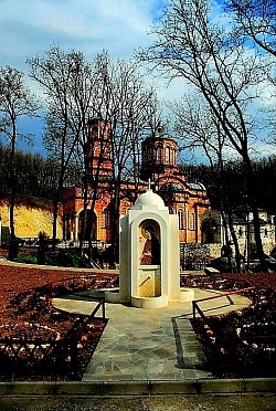 Где се налази манастир Ђунис  Kада се зна да је локација на којој се налази манастир Ђунис код Kрушевца изабрана од саме Пресвете Богородице чини се да је сасвим јасно зашто многи који су посетили овај манастир сматрају да је локација на којој се налази манастир Ђунис прави Рај на земљи.  Манастир Ђунис се налази код Kрушевца у атару истоименог, невеликог села