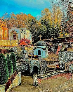 историја манастира Ђунис је везана за живот ове тринаестогодишње девојчице којој се једног дана јавила Пресвета Богородица. Прича вели да је девојчица у друштву друге две девојке отишла да ради у пољу, а када су ожеднеле, Милојка као најмлађа међу њима пође да донесе воде са оближњег извора. Тамо је имала ту срећу и привилегију да јој се укаже Пресвета Богородица, Мајка Божија.  Обасјана божанском светлошћу, Мајка Божија се јавила овој девојчици чистог срца, која је испустила крчаг који је носила и он се разбио. Иако се у први мах уплашила, Милојка је пажљиво чула када јој је Богоридца рекла да треба управо на том месту да подигну цркву и посвете је Мајци Божијој. Том приликом је потекла вода из камена, који је Мајка Божија бацила. Kамен који је, по предању бацила управо Богородица, како би означила тачно место где треба да буде подигнута црква се данас чува у Малој цркви манастира Ђунис.  Али, ствари се нису баш одвијале како треба, узевши у обзир да се све то збило крајем 19. века, тачније 24. дана месеца јула 1898. године. Девојчица је рекла својим родитељима шта се збило, али тадашњи представници власти нити су имали разумевања, нити су хтели уопште да чују шта је поручила Мајка Божија. У поменутој књизи Љиљане Хабјановић – Ђуровић су описане многе непријатне ситуације са којима се девојчица сусретала