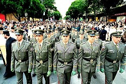 Спасовданска литија са Часним Појасом Пресвете Богородице – највећи молитвени скуп у историји Београда Када неко некада буде изучавао историју српског народа и његове престонице током двадесет првог века приметиће да су житељи Београда најлепше странице летописа свог града исписивали управо о Спасовдану, празнику Вазнесења Господњег. Приметиће и да се у тој бесцен књизи београдске повести, у повести којом се мало који град може подичити, својим сјајем издваја страница забележена златним словима баш данас, 21. маја 2026. године. Моћи ће и да замисле како скромни хроничар, погурен над белином папира, безуспешно тражи праве речи којима би описао и за будуће генерације сачувао траг о несвакидашњем и  величанственом благослову који је имала данашња генерација Београђана.А њих, хиљаде и хиљаде, и старо и младо, мајке, очеви, деца, школарци са вероучитељима и професорима, богослови и студенти, фолклорна друштва, црквени хорови, припадници Војске и Полиције, свештеници и монаси, у непрегледним колонама су се сабирали пред Вазнесењском црквом и оближњим улицама, а сви, једнодушно и једногласно, са истом молитвом у срцу: Пресвета Богородице, спаси нас!  Појас Пресвете Богородице – једна од највећих светиња хришћанства – стигао је у београдски Вазнесењски храм дан раније љубављу и добротом свештеног братства светогорског манастира Ватопеда и његовог игумана Јефрема, великог пријатеља српског народа, који је Часни Појас лично допратио и из своје руке предао Његовој Светости Патријарху г. Порфирију. Дирљиво је било видети хиљаде Београђана који су синоћ у порти Вазнесењске цркве и околним улицама до касних часова у непрегледном реду, у духовном миру и молитвеној радости, сатима чекали да се поклоне и целивају Чудесни Појас Дјеве Марије. Небројено више њих кренуло је данас за својим Патријархом у литијском ходу ка заветном храму српског народа на Врачару. Улицама Кнеза Милоша и Краља Милана, па преко Булевара ослобођења и Карађорђевог парка, развукла се непрегледна колона верних, а са њима и још дужа и шира колона оних који су били у молитвама свих присутних: уснули оци и матере; болесни и невољни; заточеници и сиромашни; избегли, прогнани и расејани; наша браћа и сестре на Косову, у Метохији, Босни, Херцеговини, Далмацији, Црној Гори, Боки и свим српским крајевима; они који су далеко и на путу; они који нас лече, бране и чувају; они који уче и који нас уче; и сви они који из било ког разлога не стигоше данас у своју престоницу; али престоница – Град Мајке Божје – би са њима. Стигавши у беспрекорном поретку и духовном миру на Светосавски плато, литију и њен најсветији део – Појас Пресвете Богородице – радосно су дочекала звона Светосавског храма. И док је молитву Господу и Мајци Божјој, пред светињом изложеном под сводовима величанственог храма, узносио Патријарх српски г. Порфирије, колона благочестивог народа је и даље пролазила преко трга Славија. Поред високопреподобних архимандрита и игумана ватопедског Јефрема и хиландарског Методија и њихове братије, у радости прославе престоничке крсне славе учествовали су високопреосвећена и преосвећена господа архијереји: врањски Пахомије, шумадијски Јован, крушевачки Давид, тимочки Иларион, нишки Арсеније, аустралијско-новозеландски Силуан, будимљанско-никшићки Методије; вашингтонско-њујоршки и источноамерички Иринеј, буеносајрески и јужно-централноамерички Кирило, осечкопољски и барањски Херувим, ваљевски Исихије, париски и западноевропски Јустин, лондонски и британско-ирски Нектарије, новобрдски Иларион, липљански Доситеј, топлички Петар, јенопољски Никон, моравички Тихон, костајнички Серафим и умировљени канадски Георгије; архимандрит Нектарије, главни секретар Светог Архијерејског Синода; архимандрит Данило, директор Патријаршијске управне канцеларије; највиши државни званичници, представници Војске Србије, Полиције и националних културних и научних установа. Настављајући традицију да на челу литије Часни Крст носи благоверни хришћанин који је своје дарове од Бога умножио на корист рода и Цркве, а на понос својих родитеља, ове године чашћу да буде крстоносац овенчан је г. Андреј Дробњаковић, ученик Математичке гммназије вишеструко награђиван на олимпијадама знања широм света.  У Спасовданској литији учешће су узели и министри: одбране г. Братислав Гашић, за бригу о породици и демографију гђа Јелена Жарић Ковачевић, за рад, запошљавање, борачка и социјална питања гђа Милица Ђурђевић Стаменковски, државне управе и локалне самоуправе гђа Снежана Пауновић и др Ненад Поповић, министар без портфеља задужен за међународну економску сарадњу и друштвени положај Цркве у земљи и иностранству. Благи и милозвучни гласови чланова Хора храма Светог Саве, под управом диригента др Катарине Станковић, и Дечјег хора Растко, под управом диригента Милене Антоновић, изнова су потврдили лепоту српског духовног стваралаштва и хорског појања, ове вечери посебно надахнутог благодаћу Часног Појаса Мајке Божје.