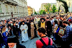 Спасовданска литија са Часним Појасом Пресвете Богородице – највећи молитвени скуп у историји Београда  Када неко некада буде изучавао историју српског народа и његове престонице током двадесет првог века приметиће да су житељи Београда најлепше странице летописа свог града исписивали управо о Спасовдану, празнику Вазнесења Господњег.