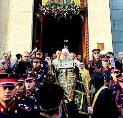 Спасовданска литија са Часним Појасом Пресвете Богородице – највећи молитвени скуп у историји Београда  Када неко некада буде изучавао историју српског народа и његове престонице током двадесет првог века приметиће да су житељи Београда најлепше странице летописа свог града исписивали управо о Спасовдану, празнику Вазнесења Господњег.  Приметиће и да се у тој бесцен књизи београдске повести, у повести којом се мало који град може подичити, својим сјајем издваја страница забележена златним словима баш данас, 21. маја 2026. године. Моћи ће и да замисле како скромни хроничар, погурен над белином папира, безуспешно тражи праве речи којима би описао и за будуће генерације сачувао траг о несвакидашњем и  величанственом благослову који је имала данашња генерација Београђана