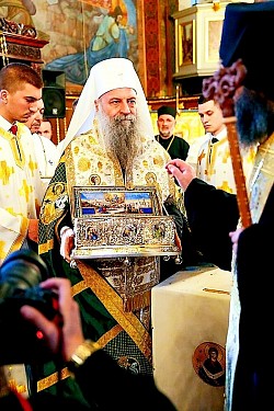 Спасовданска литија у Београду Спасовданска литија у Београду Спасовданска литија у Београду   Спасовданска литија са Часним Појасом Пресвете Богородице – највећи молитвени скуп у историји Београда  Када неко некада буде изучавао историју српског народа и његове престонице током двадесет првог века приметиће да су житељи Београда најлепше странице летописа свог града исписивали управо о Спасовдану, празнику Вазнесења Господњег.  Приметиће и да се у тој бесцен књизи београдске повести, у повести којом се мало који град може подичити, својим сјајем издваја страница забележена златним словима баш данас, 21. маја 2026. године. Моћи ће и да замисле како скромни хроничар, погурен над белином папира, безуспешно тражи праве речи којима би описао и за будуће генерације сачувао траг о несвакидашњем и  величанственом благослову који је имала данашња генерација Београђана.  А њих, хиљаде и хиљаде, и старо и младо, мајке, очеви, деца, школарци са вероучитељима и професорима, богослови и студенти, фолклорна друштва, црквени хорови, припадници Војске и Полиције, свештеници и монаси, у непрегледним колонама су се сабирали пред Вазнесењском црквом и оближњим улицама, а сви, једнодушно и једногласно, са истом молитвом у срцу: Пресвета Богородице, спаси нас!   Појас Пресвете Богородице – једна од највећих светиња хришћанства – стигао је у београдски Вазнесењски храм дан раније љубављу и добротом свештеног братства светогорског манастира Ватопеда и његовог игумана Јефрема, великог пријатеља српског народа, који је Часни Појас лично допратио и из своје руке предао Његовој Светости Патријарху г. Порфирију.  Дирљиво је било видети хиљаде Београђана који су синоћ у порти Вазнесењске цркве и околним улицама до касних часова у непрегледном реду, у духовном миру и молитвеној радости, сатима чекали да се поклоне и целивају Чудесни Појас Дјеве Марије. Небројено више њих кренуло је данас за својим Патријархом у литијском ходу ка заветном храму српског народа на Врачару.  Улицама Кнеза Милоша и Краља Милана, па преко Булевара ослобођења и Карађорђевог парка, развукла се непрегледна колона верних, а са њима и још дужа и шира колона оних који су били у молитвама свих присутних: уснули оци и матере; болесни и невољни; заточеници и сиромашни; избегли, прогнани и расејани; наша браћа и сестре на Косову, у Метохији, Босни, Херцеговини, Далмацији, Црној Гори, Боки и свим српским крајевима; они који су далеко и на путу; они који нас лече, бране и чувају; они који уче и који нас уче; и сви они који из било ког разлога не стигоше данас у своју престоницу; али престоница – Град Мајке Божје – би са њима.  Стигавши у беспрекорном поретку и духовном миру на Светосавски плато, литију и њен најсветији део – Појас Пресвете Богородице – радосно су дочекала звона Светосавског храма. И док је молитву Господу и Мајци Божјој, пред светињом изложеном под сводовима величанственог храма, узносио Патријарх српски г. Порфирије, колона благочестивог народа је и даље пролазила преко трга Славија.