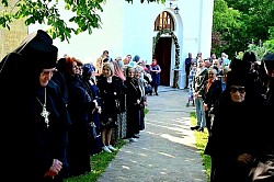 Велико освећење храма Преображења Господњег у манастиру Липовац Након детаљне рестаурације, храм Преображења Господњег у манастиру у Липовцу јуче је освештан уз присуство бројних верника. Свету литургију и чин освећења служио је Његово Високопресовештенство Митрополит нишки Арсеније. Светиња, која према историјским подацима потиче из XIV века, детаљно је реконструисана и, како наводе из Епархије нишке, „засијала је новим сјајем достојним древне светињеˮ. Митрополиту су саслуживали архимандирт Јаков Лазић, клирик Епархије жичке, протојереј Братислав Вукићевић, архијерејски намесник алексиначки, јеромонах Евстатије Бабић, духовник манастира Липовац, јереј Иван Миленовић, парох четврти алексиначки, протођакон Никола Ераковић и ђакон Стефан Пекић. Након литургије и освећења, митрополит Арсеније уручио је пригодна одликовања истакнутим добротворима манастира. Манастир посвећен Преображењу Господњем задужбина је Светог деспота Стефана Лазаревића. Изнад данашњег манастира, на стени Лесковик, налазио се утврђени средњевековни Липовачки град. Овај град се помиње као тврђава српске деспотовине, а заузео га је 1413. године Бајазитов син Муса. Историјски извори и археолошка истраживања показују да је простор био насељен још у средњем веку, а да је храм подигнут крајем XIV века, највероватније као придворна црква локалног властелина који је управљао из утврђеног града. Према појединим истраживањима, црква је подигнута на остацима старије некрополе из X века. Манастир је током векова више пута разаран и обнављан, укључујући страдања у XV веку, као и обнове у XIX и XX веку, када су подизани конаци, звонара и вршена унутрашња осликавања. Након Другог светског рата, скоро сва имовина манастира је национализована, а монашки живот угашен. Обновљен је 1974. године, благословом епископа нишког, када у манастир долази отац Дионисија Пантелић. У савремено доба манастир је поново оживео монашки живот и наставио обнову комплекса