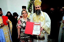 Велико освећење храма Преображења Господњег у манастиру Липовац Након детаљне рестаурације, храм Преображења Господњег у манастиру у Липовцу јуче је освештан уз присуство бројних верника. Свету литургију и чин освећења служио је Његово Високопресовештенство Митрополит нишки Арсеније. Светиња, која према историјским подацима потиче из XIV века, детаљно је реконструисана и, како наводе из Епархије нишке, „засијала је новим сјајем достојним древне светињеˮ. Митрополиту су саслуживали архимандирт Јаков Лазић, клирик Епархије жичке, протојереј Братислав Вукићевић, архијерејски намесник алексиначки, јеромонах Евстатије Бабић, духовник манастира Липовац, јереј Иван Миленовић, парох четврти алексиначки, протођакон Никола Ераковић и ђакон Стефан Пекић. Након литургије и освећења, митрополит Арсеније уручио је пригодна одликовања истакнутим добротворима манастира. Манастир посвећен Преображењу Господњем задужбина је Светог деспота Стефана Лазаревића. Изнад данашњег манастира, на стени Лесковик, налазио се утврђени средњевековни Липовачки град. Овај град се помиње као тврђава српске деспотовине, а заузео га је 1413. године Бајазитов син Муса. Историјски извори и археолошка истраживања показују да је простор био насељен још у средњем веку, а да је храм подигнут крајем XIV века, највероватније као придворна црква локалног властелина који је управљао из утврђеног града. Према појединим истраживањима, црква је подигнута на остацима старије некрополе из X века. Манастир је током векова више пута разаран и обнављан, укључујући страдања у XV веку, као и обнове у XIX и XX веку, када су подизани конаци, звонара и вршена унутрашња осликавања. Након Другог светског рата, скоро сва имовина манастира је национализована, а монашки живот угашен. Обновљен је 1974. године, благословом епископа нишког, када у манастир долази отац Дионисија Пантелић. У савремено доба манастир је поново оживео монашки живот и наставио обнову комплекса. Од 1982. године манастир је под заштитом државе као Споменик културе од великог значаја