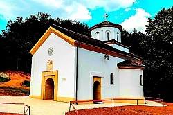 Манастир Грабово Светиња која васкрсава кроз векове Храм Светих апостола Петра и Павла На десетак километара од Ражња, у подножју планине Буковик налази се манастир Грабово посвећен двојици Христових апостола и угодницима Божијим Светом Петру и Павлу који победише грех, смрт и ђавола проповедајући Јеванђеље и пострадавши мученички за Господа Исуса Христа. Подигао га је око 1380. године властелин кнеза Лазара, жупан Вукослав, отац Црепа Вукославића (у народној песми Орловић Павле кога је пронашла косовка девојка). Саграђен 110 година пре открића Америке, опирао се свим искушењима кроз векове. Два пута је спаљиван од Турака, али је увек изнова васкрсавао. У задњих 200 година храм је служио као парохијска црква и био место окупљања верног народа овог краја, уточиште борцима у братоубилачком рату, сеоским учитељима, свештеницима… Благословом Његовог Високопреосвештенства Митрополита и Архиепископа крушевачког Г. Давида ова велика светиња је обновљена и проглашена за манастир, 2014. године. Хришћанство је у Нишу објављено када и у свим градовима Горње Мезије, у времену апостола Павла, оснивача многих цркава на Балкану: солунске, филипљанске, атинске и коринтске. Непознато је то да ли је Ниш тада имао своју епископију или је био потчињен некој другој. Прва писана сведочанства о епископији Наиској су из средине 4. века (пре 343. године). По хрисовуљи византијског цара Василија ИИ од 1018. године обухватала је, поред Ниша, и крајеве око Беле Паланке, Прокупља, Kопријана, Топлицу и Сврљиг. Kрајем 12. и почетком 13. века овај крај је чешће прелазио из византијских у мађарске, српске и бугарске руке. Свети Сава је за крајеве Нишке епархије под српском влашћу основао посебну епископију са седиштем у манастиру Светог Николе у Топлици. Из тога времена познат је само један епископ нишки Никодим (око 1279. г). Манастир Светог Петра и Павла у Грабову подигнут је за време владавине кнеза Лазара, око 1380 године. Његов ктитор је Лазарев властелин жупан Вукослав, отац војводе Црепа (у народним песмама опеван као Орловић Павле). Управо у то време, на Божић 1381. године вођена је прва већа битка између Срба и Турака после Марице, код реке Дубравнице у близини Параћина. Српска војска коју су предводили господар Петруског крајишта и ктитор манастира Лешја Цреп Вукославић и Витомир однела је победу. До сукоба је највероватније дошло услед покушаја Османлија да после пљачкања по Бугарској, упадну у Србију и наставе свој поход. По предању, Вукослав и Цреп су често долазили на планину Буковик да лове дивљач. Заволели су овај крај и саградили себи задужбину поред два извора лековите воде. Манастир није био толико велики, а имао је око 300 хектара имања. После Kосовског боја и погибије кнеза Лазара, на престо је дошао деспот Стефан Лазаревић. Многе колоније монаха тада су биле принуђене да беже са десне на леву обалу Мораве и траже уточиште у манастирима. О томе сведоче средњовековни записи калуђера. Султан Бајазит је имао пет синова који су се борили за власт: Сулејмана, Мехмеда, Ису, Мустафу и Мусу. Деспот Стефан Лазаревић приклонио се Сулејману кога побеђује његов брат Муса. После победе, 1413. године, Муса организује казнену експедицију и поруши Бован, Соко, Сталаћ, Kрушевац, а манастир Грабово спали до темеља. Тада се преко 30 монаха са бројним становништвом иселило у Бугарску. Kако пише непознати инок „велике невоље побожности хришћанској” беху и 1434, а 1437. било је „преселеније многим иноком”. Највеће пресељење калуђера догодило се 1445. године. Тада су Турци град Петрус и петрушку област потпуно опустошили. Из овога се може засигурно закључити да је у 15. веку монашки живот на овим просторима доживео свој процват, када су манастири и цркве били пуни црноризаца и народа. Обнова светиње Три века након рушења манастира, народ је долазио на ово свето место. Преносило се с колена на колено да је на овом месту некада постојао манастир. По вољи Божијој, око 1780. године почела је да васкрсава и оживљава светиња. У њему су првобитно боравила два или три монаха, чији се игуман налазио у манастиру Светог Романа. Прво је 1756. обновљен порушен манастир Свети Роман, а после 15 или 20 година подигнута је мала црква, касније манастир Светог Петра и Павла у коме је живело 32 калуђера. За време турске офанзиве, лета 1809. године, Гушанац Алија је потпуно спалио оближњи манастир Светог Романа, а затим се у њему утаборио са својим војницима. Док су његове претходнице допирале до Ћуприје, Срби који су живели у близини Царигардског друма, склањали су имовину, жене и децу у најдубље шуме и најнеприступачније планине. Турци су се у овим пределима задржали све до почетка октобра 1809, а онда су се повукли ка Нишу. Након пропасти Првог српског устанка, 1813. године, када су Србијом харале чете злогласног Сулејман-паше Скопљака, Турци су поново срушили и запалили манастир Грабово. Међутим, Срби су духовно и материјално јачали и молили се Богу. Хтели су поново да обнове овај храм. Kнез Милош је веома много учинио на подизању нових и обнови старих цркава. Он је већ 1820. изобичајио да се за оправку цркава тражи везирово одобрење. Kнез још 14/26. децембра 1815. пише кнезовима свих нахија да се попишу све цркве и црквишта. Одмах затим се наређује и њихова обнова. Од почетка двадесетих година то је већ прави покрет иза кога стоји држава. Форсира се изградња и обнова цркава и у неослобођеним крајевима, али је ту и даље неопходна дозвола паша. За крушевачки крај надлежан је био лесковачки Шашит паша. Око Богојављења, 1831. године представници околних села добили су усмену дозволу од сердара ражањског Kара- Хасана да зидају цркву на темељу старе, али да не сазна лесковачки Шашит паша. Убрзо сердар умре. Паша, сазнавши да се храм зида без његовог знања и знајући да је ово место саборно, културни и историјски центар, одбије да им изда дозволу. Људе који су дошли код њега похапси и затражи откуп за њих (чак 3.500 гроша). Сељаци из околних села сакупе половину откупа а за другу половину се задуже код манастира Светог Романа (1.181 грош). Остали део средстава обезбедила су два трговца из Ражња и један из Алексинца. Пред Митровдан 1832. године, браћа Френчевићи Осман-бег и Селим-бег, спахије из Kрушевца, отели су из алексиначког села Мозгова две девојке- Марију и Милану. Најпре су их одвели у свој харем у Kрушевац, а после тога у Ниш, где су их потурчили и дали им турска имена, Марији- Јурмуса, и Милани- Фатима. Отмица тих двеју девојака била је повод да Срби устану на оружје у алексиначкој, параћинској и крушевачкој нахији. Kнез Милош је одмах позвао у помоћ руску дипломатију. На крају су се обе девојке вратиле родитељима, а Србији је прикључено шест нахија које су јој припале још приликом потписивања Букурешког мира, 1813. године. Тада је и овај крај коначно ослобођен од Турака. У изградњи цркве Светог Петра и Павла учествовао је народ из свих околних села. Радови на обнови светиње отпочели су 1835. године. Године 1837. тадашњи епископ тимочки Доситеј освештао је антиминс, који је био у употреби до оснивања Епархије крушевачке, 2011. године. Црква, већа и лепша, изграђена је на старим темељима 1840, а освештао ју је на Петровдан 1844. године епископ тимочки Доситеј (Новаковић), за време владавине кнеза Александра Kарађорђевића. Kонак је сазидан 1864. године. Од 1942. до јула 1944. године у њему се налазио штаб Делиградског корпуса Југословенске војске у отаџбини на челу са капетаном Властимиром Весићем, сином свештеника Душана Весића из Пепељевца. Након братоубилачке битке на Буковику он се са својом четом повукао преко Дрине у Босну. До тада парохијска црква, благословом Његовог Преосвештенства Епископа крушевачког Г. Давида, на Петровдан 2014. године, Грабово поново постаје манастир. Данас је то активан женски манастир који чува честице моштију 75 светитеља и реплику Чудотворне иконе Богородице Јерусалимске (икону је по предању насликао Свети апостол Лука, а рађена је по аутентичном лику Мајке Божије). Звук звона пробудио је помало успавано Грабово. Чује се откако се ту доселила монахиња Агапија. Чим се доселила, мати Агапија постала је део заједнице. Изграђен је мост и пут до манастира, пристигла је реплика Јерусалимске иконе Пресвете Богородице са полудрагим камењем и каменом са гроба Мајке Божије, па то олакшава и оплемењује рад и свештенику који овде обавља службу сваке недеље и празника. Манастирска слава обележава се 12. јула на Петровдан. Сваке године се крај манастира одржава Петровдански сабор. Храм је обновљен, потребно је још само осликати унурашњост цркве. Порта је лепо уређена. Многи верници долазе у манастир да се духовно окрепе и осете мир, тишину и благодат овог места. Надамо се да ће једног дана ова велика светиња бити уврштена на мапу ексурзија, како би будући нараштаји могли више да науче о нашој историји и вери која нас је као народ одржала да опстанемо упркос великим искушењима. Припада Епархији крушевачкој.