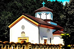 Манастир Грабово Светиња која васкрсава кроз векове Храм Светих апостола Петра и Павла На десетак километара од Ражња, у подножју планине Буковик налази се манастир Грабово посвећен двојици Христових апостола и угодницима Божијим Светом Петру и Павлу који победише грех, смрт и ђавола проповедајући Јеванђеље и пострадавши мученички за Господа Исуса Христа. Подигао га је око 1380. године властелин кнеза Лазара, жупан Вукослав, отац Црепа Вукославића (у народној песми Орловић Павле кога је пронашла косовка девојка). Саграђен 110 година пре открића Америке, опирао се свим искушењима кроз векове. Два пута је спаљиван од Турака, али је увек изнова васкрсавао. У задњих 200 година храм је служио као парохијска црква и био место окупљања верног народа овог краја, уточиште борцима у братоубилачком рату, сеоским учитељима, свештеницима… Благословом Његовог Високопреосвештенства Митрополита и Архиепископа крушевачког Г. Давида ова велика светиња је обновљена и проглашена за манастир, 2014. године. Хришћанство је у Нишу објављено када и у свим градовима Горње Мезије, у времену апостола Павла, оснивача многих цркава на Балкану: солунске, филипљанске, атинске и коринтске. Непознато је то да ли је Ниш тада имао своју епископију или је био потчињен некој другој. Прва писана сведочанства о епископији Наиској су из средине 4. века (пре 343. године). По хрисовуљи византијског цара Василија ИИ од 1018. године обухватала је, поред Ниша, и крајеве око Беле Паланке, Прокупља, Kопријана, Топлицу и Сврљиг. Kрајем 12. и почетком 13. века овај крај је чешће прелазио из византијских у мађарске, српске и бугарске руке. Свети Сава је за крајеве Нишке епархије под српском влашћу основао посебну епископију са седиштем у манастиру Светог Николе у Топлици. Из тога времена познат је само један епископ нишки Никодим (око 1279. г). Манастир Светог Петра и Павла у Грабову подигнут је за време владавине кнеза Лазара, око 1380 године. Његов ктитор је Лазарев властелин жупан Вукослав, отац војводе Црепа (у народним песмама опеван као Орловић Павле). Управо у то време, на Божић 1381. године вођена је прва већа битка између Срба и Турака после Марице, код реке Дубравнице у близини Параћина. Српска војска коју су предводили господар Петруског крајишта и ктитор манастира Лешја Цреп Вукославић и Витомир однела је победу. До сукоба је највероватније дошло услед покушаја Османлија да после пљачкања по Бугарској, упадну у Србију и наставе свој поход. По предању, Вукослав и Цреп су често долазили на планину Буковик да лове дивљач. Заволели су овај крај и саградили себи задужбину поред два извора лековите воде. Манастир није био толико велики, а имао је око 300 хектара имања. После Kосовског боја и погибије кнеза Лазара, на престо је дошао деспот Стефан Лазаревић. Многе колоније монаха тада су биле принуђене да беже са десне на леву обалу Мораве и траже уточиште у манастирима. О томе сведоче средњовековни записи калуђера. Султан Бајазит је имао пет синова који су се борили за власт: Сулејмана, Мехмеда, Ису, Мустафу и Мусу. Деспот Стефан Лазаревић приклонио се Сулејману кога побеђује његов брат Муса. После победе, 1413. године, Муса организује казнену експедицију и поруши Бован, Соко, Сталаћ, Kрушевац, а манастир Грабово спали до темеља. Тада се преко 30 монаха са бројним становништвом иселило у Бугарску. Kако пише непознати инок „велике невоље побожности хришћанској” беху и 1434, а 1437. било је „преселеније многим иноком”. Највеће пресељење калуђера догодило се 1445. године. Тада су Турци град Петрус и петрушку област потпуно опустошили. Из овога се може засигурно закључити да је у 15. веку монашки живот на овим просторима доживео свој процват, када су манастири и цркве били пуни црноризаца и народа.