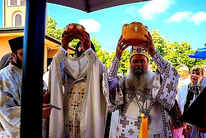 Евхаристијска радост у манастиру Свет „Мученица Христова Недеља нас је сазвала, да њена божанска страдања и борбу у песмама похвалимо сада, јер се она показала одважна у размишљању, и као госпођа разума и страдања поносних“ – орило се на Светој Литургији на дан молитвеног спомена ове велике светитељке и храмовне славе манастира Свете великомученице Недеље у селу Петини. Светом Архијерејском Литургијом, 20. јула, на дан храмовне славе манастира Свете великомученице Недеље у селу Петини, началствовао је архипастир наше Епархије, Митрополит и Архиепископ крушевачки Господин Давид. Митрополиту су саслуживали: протосинђел Јован, духовник манастира Лешје; архимандрит Филимон, игуман манастира Каоне у Епархији шабачкој; протојереј-ставрофор Немања Комненов, клирик Васељенске Патријаршије; протосинђел Сергије, игуман багдалске обитељи; јеромонах Авакум, сабрат манастира Наупаре; протојереј Милан Крстић, парох дворански; јереј Стефан Петровић, старешина војно-парохијског храма Светог кнеза Лазара у Крушевцу; јереј Данијел Игњатовић, служашчи у манастиру Свете великомученице Недеље у Петини; ђакон Светозар Стојановић и ђакон Никола Николић. У олтару су чтецирали, а за певницом појали ђакони, монахиње, теолози, богослови и деца Божија наше Епархије. Као што то обично бива у овој светињи, мноштво верног народа окупило се око свог архипастира из околних места, али и из удаљенијих крајева, да се напоји речима Светога Писма и благодаћу Свете Литургије, да се причести животворним Тајнама Тела и Крви Господње и тиме посведочи да смо једно Тело у Цркви Христовој. У току Свете Литургије, Митрополит Давид рукопроизвео је настојатељицу ове свете обитељи, преподобну монахињу Киријакију, у чин игуманије, чиме је свечаност храмовне славе постала још торжественија. Након Свете Литургије и крсног входа око храма уследило је резање славског колача. Приневши Господу бескрвну жртву и пререзавши славски колач, Митрополит је честитао празник многобројном верном народу и поучио га речима јеванђељске поуке, показавши да је Пастир Добри који не оставља своје стадо. Након резања славског колача, трудом високопреподобне игуманије Киријакије и домаћинства породице Комненов, уприличена је трпеза љубави за све присутне вернике.