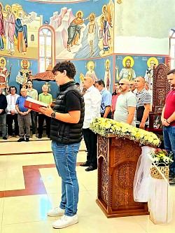 Сабор Светог Архангела Гаврила у духовном јединству и радости  Српска православна црква, Православна епархија нишка, Црквена општина Житковац и братство Храма Светог Архангела Гаврила свечано су, у духу празничне узвишености и молитвеног сабрања, обележили своју храмовну славу у недељу, 26. јула 2026. године. Овај свештени дан остаће дубоко уписан у летописе духовног живота житковачке парохије, као празник који је у једној светој мисли сабрао верни народ, парохијане, приложнике, ктиторе и доброчинитеље.  Са неизмерном духовном радошћу и срцима испуњеним благодаћу, верни народ је од раних јутарњих часова пристизао под сводове светог храма. Тачно у 08:00 часова, уз узвишено и милозвучно црквено појање које је уздизало душе присутних ка небеским висинама, започела је свечана Света Литургија. Свештенство је предводило саборно евхаристијско славље, приносећи бескрвну жртву и усрдне молитве престолу Вишњега, просећи милост, мир и заштиту за читав крај и све домове који поштују име овог великог небеског заштитника.