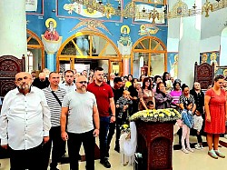 Српска православна црква, Православна епархија нишка, Црквена општина Житковац и братство Храма Светог Архангела Гаврила свечано су, у духу празничне узвишености и молитвеног сабрања, обележили своју храмовну славу у недељу, 26. јула 2026. године. Овај свештени дан остаће дубоко уписан у летописе духовног живота житковачке парохије, као празник који је у једној светој мисли сабрао верни народ, парохијане, приложнике, ктиторе и доброчинитеље.  Са неизмерном духовном радошћу и срцима испуњеним благодаћу, верни народ је од раних јутарњих часова пристизао под сводове светог храма. Тачно у 08:00 часова, уз узвишено и милозвучно црквено појање које је уздизало душе присутних ка небеским висинама, започела је свечана Света Литургија. Свештенство је предводило саборно евхаристијско славље, приносећи бескрвну жртву и усрдне молитве престолу Вишњега, просећи милост, мир и заштиту за читав крај и све домове који поштују име овог великог небеског заштитника.  Литургијско сабрање достигло је свој врхунц након завршетка Свете Литургије, када се приступило традиционалном и свечаном чину резања славског колача и освећења славског жита. Овогодишњи домаћини славе припремили су часне дарове у славу Божију и у част светог архангела Гаврила, чије су речи и старозаветна и новозаветна јављања кроз векове представљали најрадосније веснике спасења рода људског. Након освећења, присутнима се обратио свештеник пригодном и надахнутом беседом, поучавајући верни народ о животу, заветима и непрестаном заступништву Првака небеских сила, који својом крепошћу укрепљује све који се у подвизима и молитвама обраћају Господу.  Овогодишња прослава у Житковцу на најлепши могући начин оличена је у дубоким и мудрим речима мати Магдалене, које су пратиле и надахнуле читаво ово сабрање:   * „Народ долази у цркву за топлу реч, осмех, за осећај преображења, да очисти грехове, да лепе догађаје међусобно подели.“  Управо ове речи пратиле су сваки тренутак данашњег празника. У времену искушења и брзог тока живота, житковачка светиња показала се као сигурна духовна лука, место где верни народ проналази топлу реч која лечи душу, братски осмех који враћа наду и онај благодатни осећај унутрашњег преображења. Пред лицем Божијим, кроз свету тајну покајања и причешћа, очишћени су грехови, док су у порти храма, у празничној радости и братољубљу, подељени сви лепи тренуци овог великог дана.   Нека је слава и хвала Светом Архангелу Гаврилу на заштити и благослову, а свима који су узели учешће у овом величанственом сабрању нека Господ подари здравље, мир, свако добре и духовне радости у их малим и великим домовима!