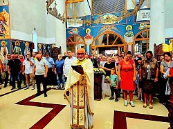 Српска православна црква, Православна епархија нишка, Црквена општина Житковац и братство Храма Светог Архангела Гаврила свечано су, у духу празничне узвишености и молитвеног сабрања, обележили своју храмовну славу у недељу, 26. јула 2026. године. Овај свештени дан остаће дубоко уписан у летописе духовног живота житковачке парохије, као празник који је у једној светој мисли сабрао верни народ, парохијане, приложнике, ктиторе и доброчинитеље.  Са неизмерном духовном радошћу и срцима испуњеним благодаћу, верни народ је од раних јутарњих часова пристизао под сводове светог храма. Тачно у 08:00 часова, уз узвишено и милозвучно црквено појање које је уздизало душе присутних ка небеским висинама, започела је свечана Света Литургија. Свештенство је предводило саборно евхаристијско славље, приносећи бескрвну жртву и усрдне молитве престолу Вишњега, просећи милост, мир и заштиту за читав крај и све домове који поштују име овог великог небеског заштитника.  Литургијско сабрање достигло је свој врхунц након завршетка Свете Литургије, када се приступило традиционалном и свечаном чину резања славског колача и освећења славског жита. Овогодишњи домаћини славе припремили су часне дарове у славу Божију и у част светог архангела Гаврила, чије су речи и старозаветна и новозаветна јављања кроз векове представљали најрадосније веснике спасења рода људског. Након освећења, присутнима се обратио свештеник пригодном и надахнутом беседом, поучавајући верни народ о животу, заветима и непрестаном заступништву Првака небеских сила, који својом крепошћу укрепљује све који се у подвизима и молитвама обраћају Господу.  Овогодишња прослава у Житковцу на најлепши могући начин оличена је у дубоким и мудрим речима мати Магдалене, које су пратиле и надахнуле читаво ово сабрање:   * „Народ долази у цркву за топлу реч, осмех, за осећај преображења, да очисти грехове, да лепе догађаје међусобно подели.“  Управо ове речи пратиле су сваки тренутак данашњег празника. У времену искушења и брзог тока живота, житковачка светиња показала се као сигурна духовна лука, место где верни народ проналази топлу реч која лечи душу, братски осмех који враћа наду и онај благодатни осећај унутрашњег преображења. Пред лицем Божијим, кроз свету тајну покајања и причешћа, очишћени су грехови, док су у порти храма, у празничној радости и братољубљу, подељени сви лепи тренуци овог великог дана.