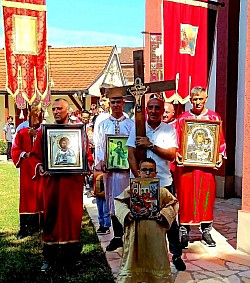 Сабор Светог Архангела Гаврила у духовном јединству и радости  Српска православна црква, Православна епархија нишка, Црквена општина Житковац и братство Храма Светог Архангела Гаврила свечано су, у духу празничне узвишености и молитвеног сабрања, обележили своју храмовну славу у недељу, 26. јула 2026. године. Овај свештени дан остаће дубоко уписан у летописе духовног живота житковачке парохије, као празник који је у једној светој мисли сабрао верни народ, парохијане, приложнике, ктиторе и доброчинитеље.  Са неизмерном духовном радошћу и срцима испуњеним благодаћу, верни народ је од раних јутарњих часова пристизао под сводове светог храма. Тачно у 08:00 часова, уз узвишено и милозвучно црквено појање које је уздизало душе присутних ка небеским висинама, започела је свечана Света Литургија. Свештенство је предводило саборно евхаристијско славље, приносећи бескрвну жртву и усрдне молитве престолу Вишњега, просећи милост, мир и заштиту за читав крај и све домове који поштују име овог великог небеског заштитника.  Литургијско сабрање достигло је свој врхунц након завршетка Свете Литургије, када се приступило традиционалном и свечаном чину резања славског колача и освећења славског жита. Овогодишњи домаћини славе припремили су часне дарове у славу Божију и у част светог архангела Гаврила, чије су речи и старозаветна и новозаветна јављања кроз векове представљали најрадосније веснике спасења рода људског. Након освећења, присутнима се обратио свештеник пригодном и надахнутом беседом, поучавајући верни народ о животу, заветима и непрестаном заступништву Првака небеских сила, који својом крепошћу укрепљује све који се у подвизима и молитвама обраћају Господу.  Овогодишња прослава у Житковцу на најлепши могући начин оличена је у дубоким и мудрим речима мати Магдалене, које су пратиле и надахнуле читаво ово сабрање
